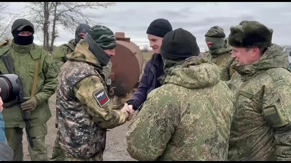 Шаман певец армия. Певец шаман в Херсонской области. Армия Новороссии. Выступление шамана на Донбассе. Шаман спел перед бойцами в Херсонской области.