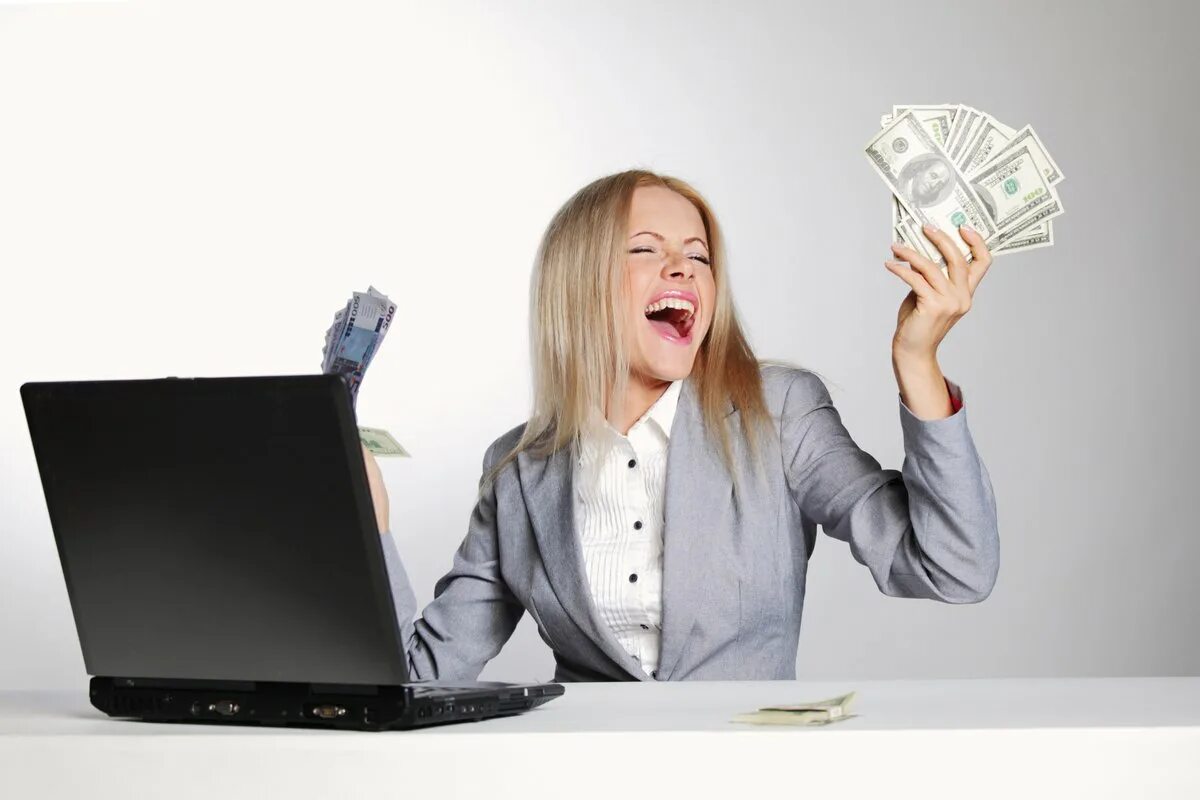 Давай ищи в интернете. Девушка с деньгами и ноутбуком. Компьютер и деньги. За компьютером с деньгами. Девушка за ноутбуком с деньгами.