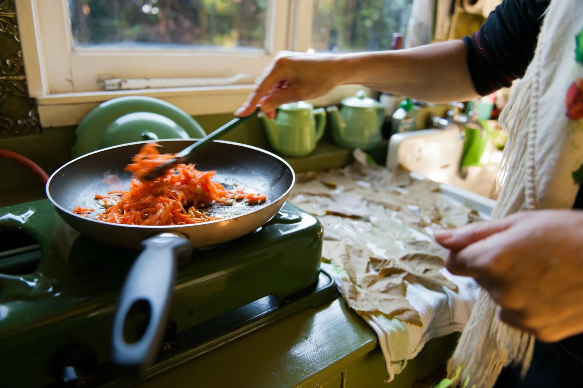 Процесс приготовления пищи. Готовка еды на дому. День вегетарианства. Вкус блюда. Еда.