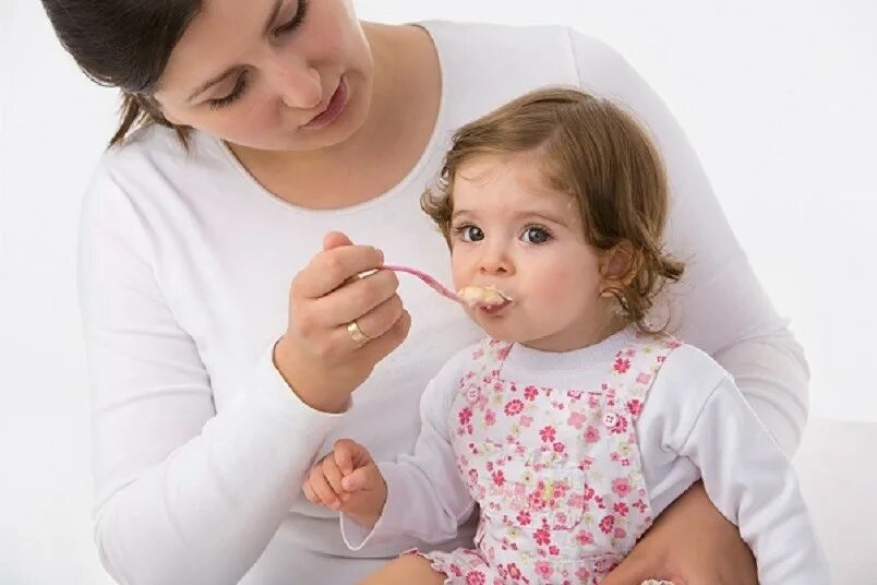 отучаем от грудного. отлучение от грудного вскармливания. грудное вскармливание двоих детей. отлучение ребенка от грудного вскармливания. период грудного возраста фото.