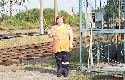 Дежурный по жд переезду. Дежурный по переезду на железной дороге. Дежурный по переезду ржд. Дежурный по переезду. Дежурный по переезду на железной дороге.
