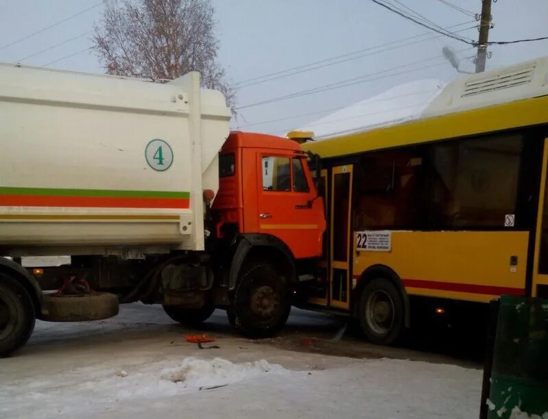 Мусоровоз Ижевск. Мусоровоз МАЗ В Ижевске. Мусоровоз с автобусной. ООО мусоровозов Ижевск. Мусоровозов ижевск