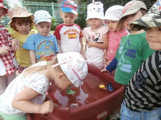 Развлечения на прогулке в детском саду. Развлечения на прогулке в детском саду летом. Летние развлечения в детском саду младшая группа. Развлечения для детей 2 мл группа летом. Игры на прогулке 2 младшая группа