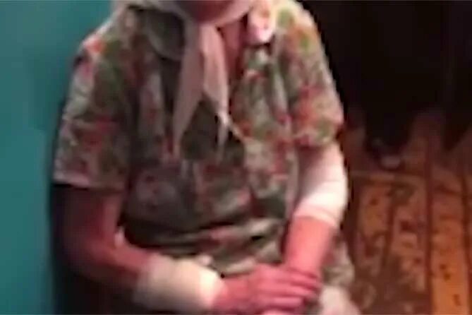 Женщина на поводке выгуливает. Пьяные родители издеваются над детьми. Внучка издевается. Мать избила маленькую дочь. Издеваются над пенсионерами.