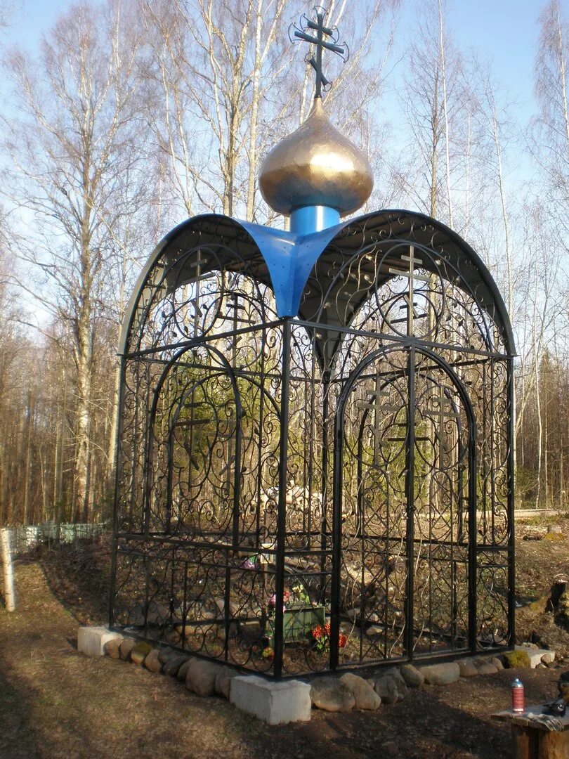 часовни над могилами