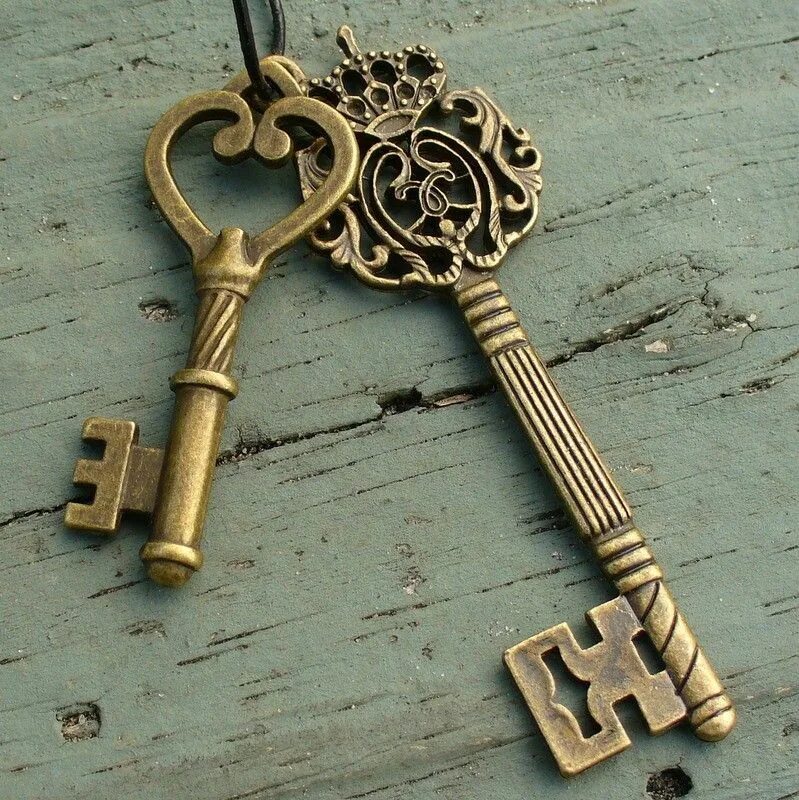 Уникальный ключ. Старинный ключ. Ключ дверной старый. Ключ дверной красивый. Ключи в древности.