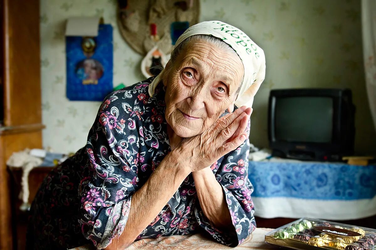 Полное видео бабушки. Бабушка. фото бабушки. видеоряд бабушка. бабушка рада.