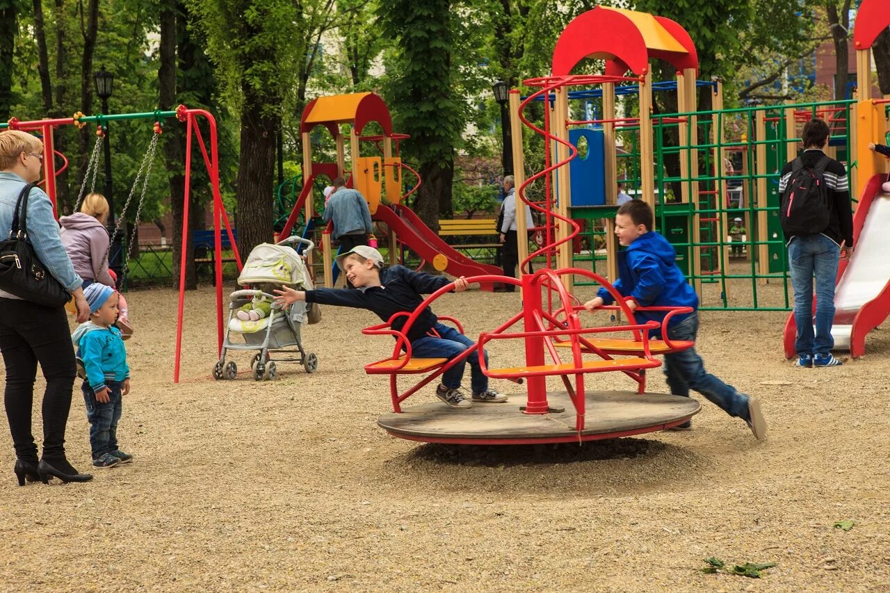 Много детских площадок