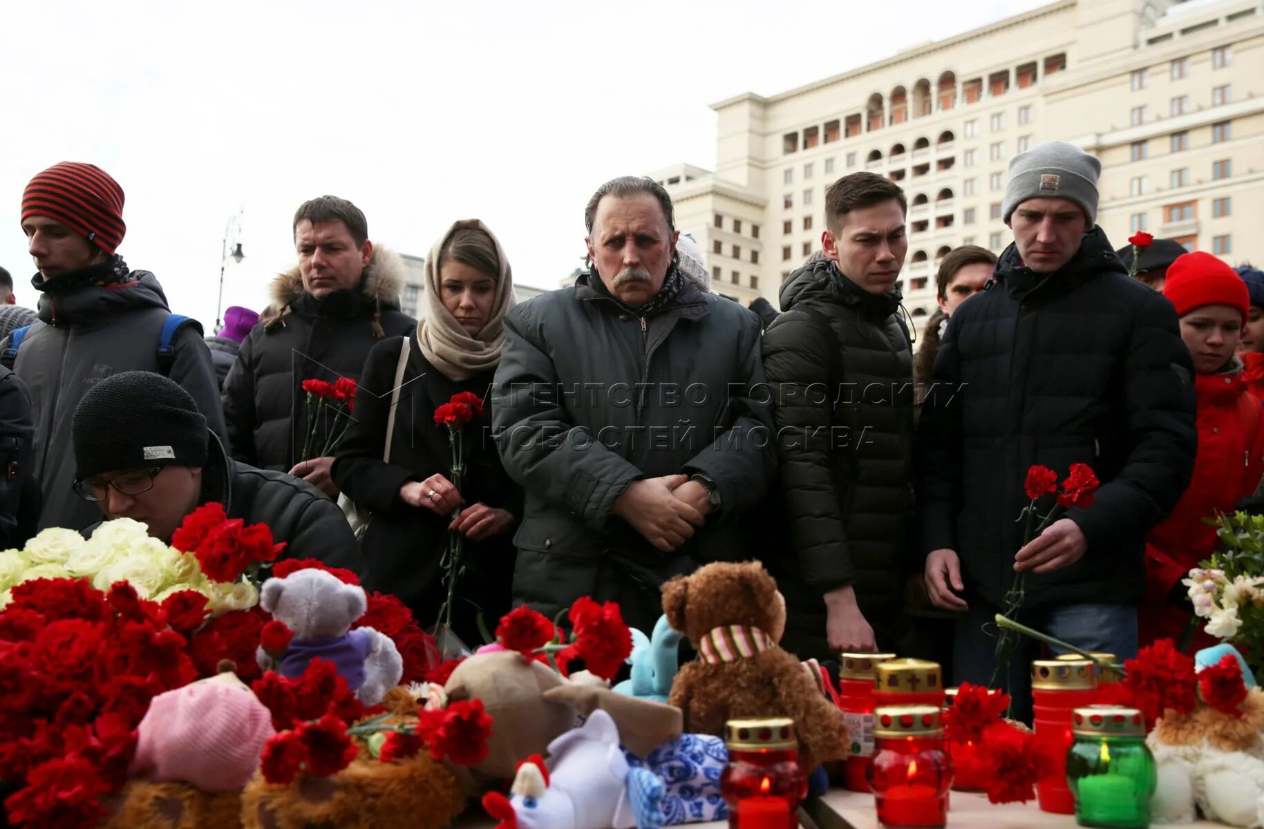 Траур в россии сколько дней длится. Пожар на Манежной. Манежная площадь трагедия. Россия Турция скорбим.