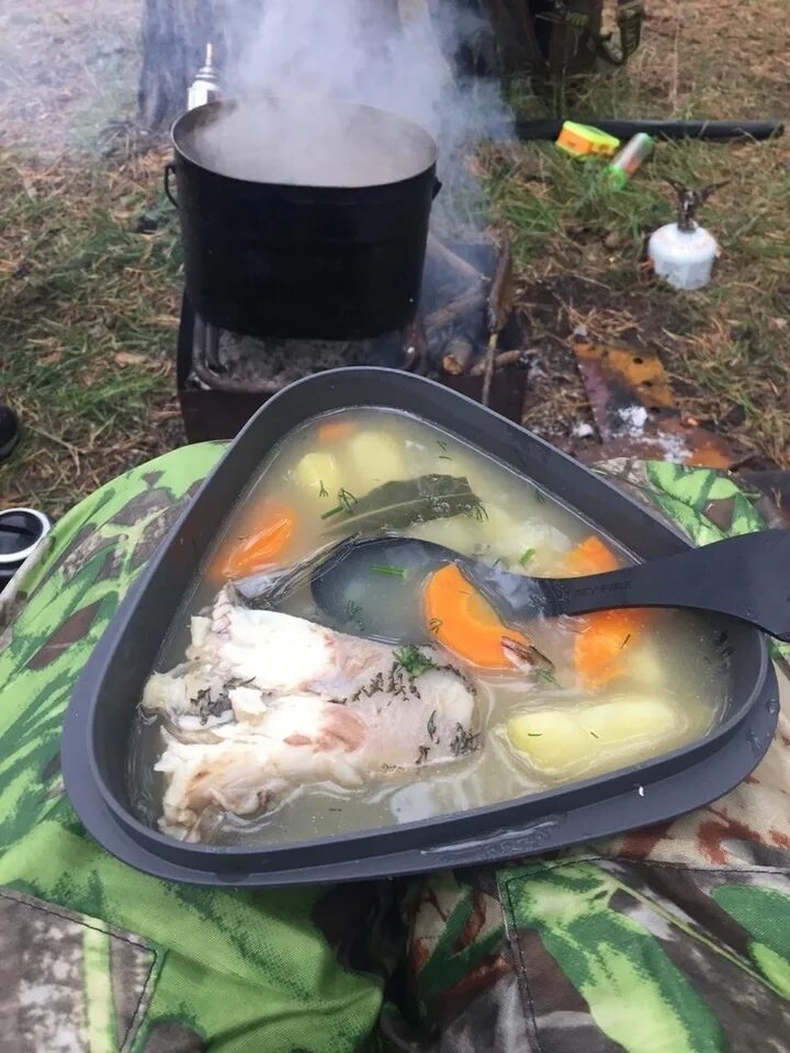 Уха в котелке. Донская уха в казане на костре. Карп уха. Уха на природе. Уха рыбацкая.