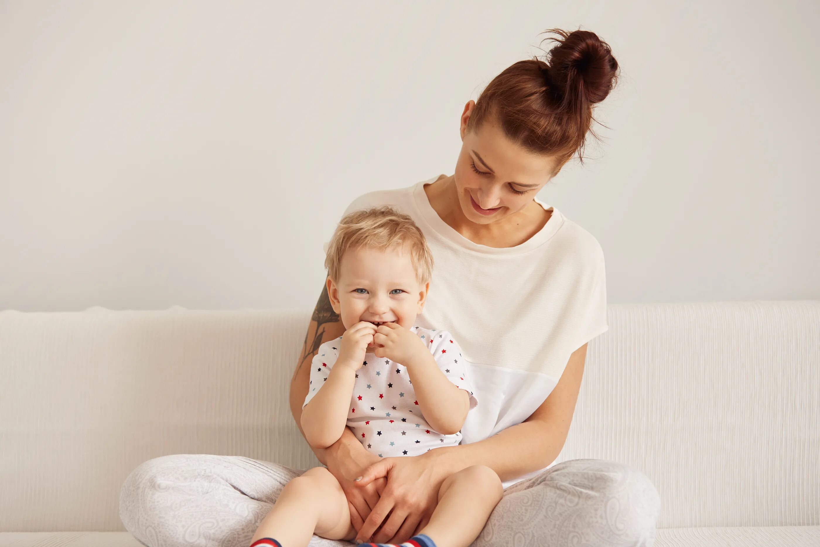 сидеть на коленях у мамы. сидеть на коленях у мамы. сидеть на коленях у мамы. ребёнок сидит на коленях у мамы. девочка на коленях у мамы.