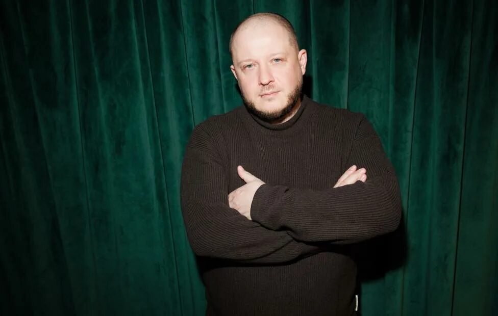 Кинорежиссер Дмитрий Давыдов во время интервью в лобби отеля 'Азимут' на Смоленс