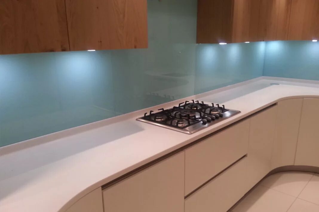 Фартук черное стекло. Матовое стекло на фартук кухни. Стеклянный кухонный фартук. Матовое стекло на фартук кухни. Стеклянный фартук однотонный.