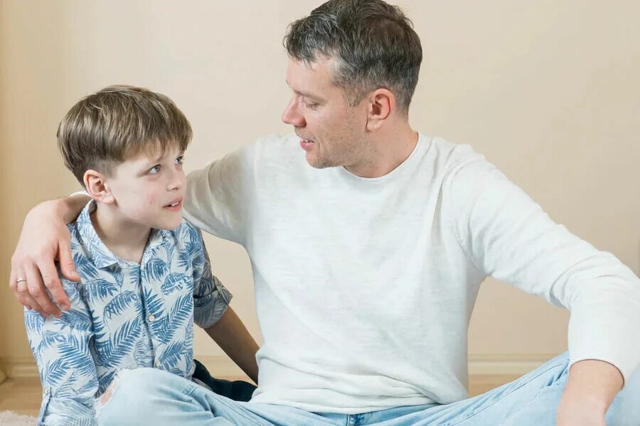 Angry father. Папа кричит на сына. Папа обнимает сына. Плакать в жилетку. Воспитание ребенка.