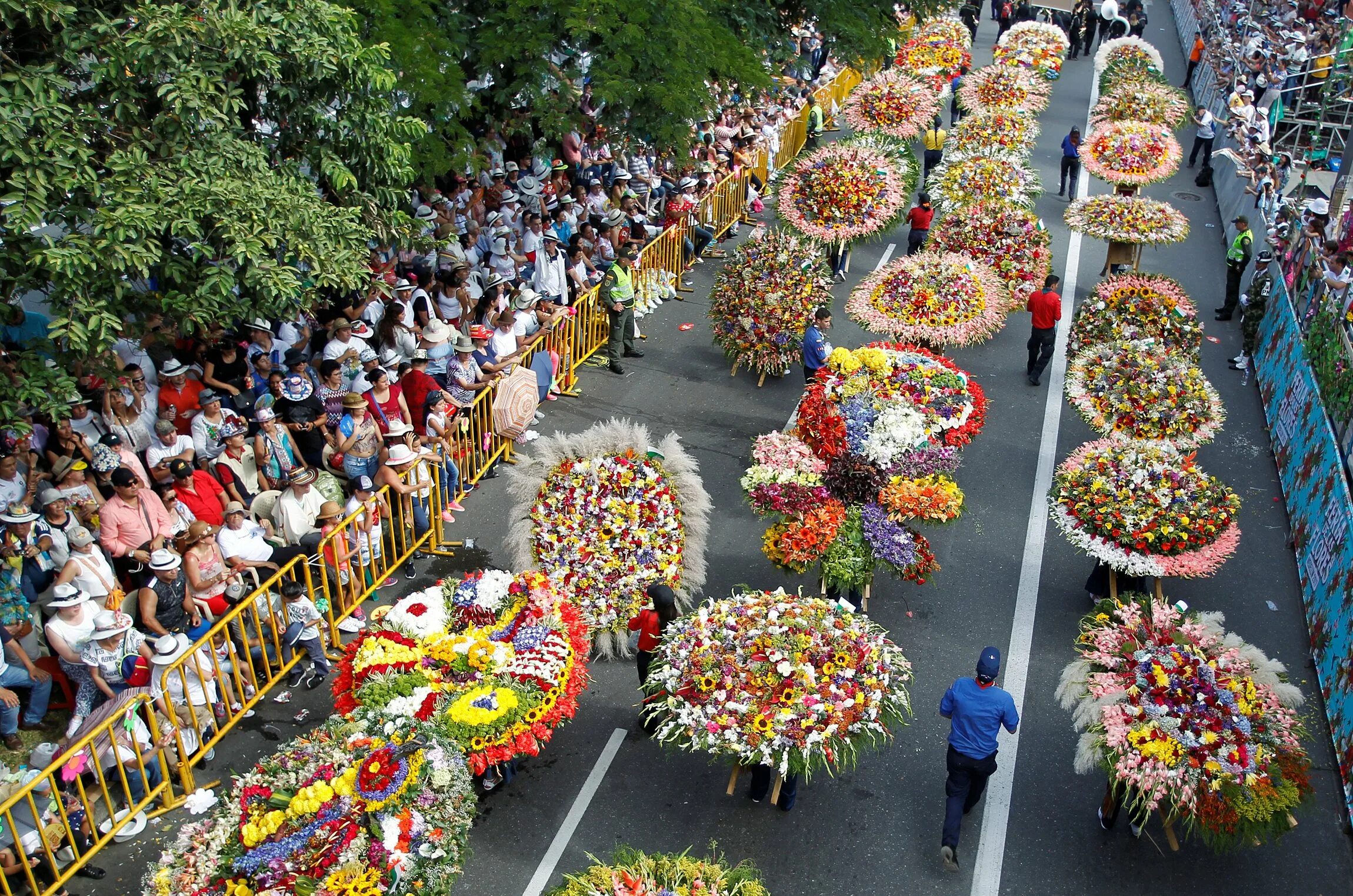 Мероприятие день цветов. Медельин Колумбия цветы. Ярмарка цветов в Медельине. Цветочная ярмарка, Колумбия. Цветочная ярмарка в Медельине.