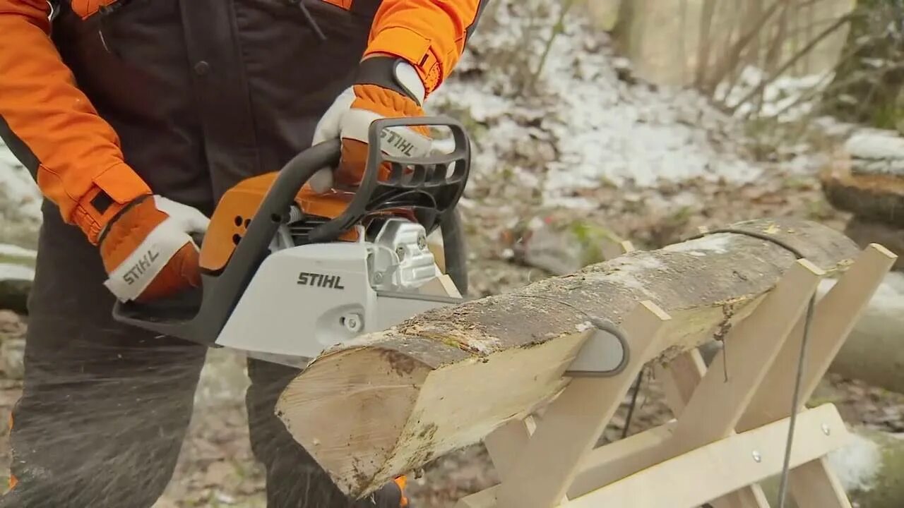 Приспособление для распиловки бревен Stihl. Пила штиль распил дров. Shtil валка больших деревьев. Штиль 880 для распиливания льда. Пила штиль видео