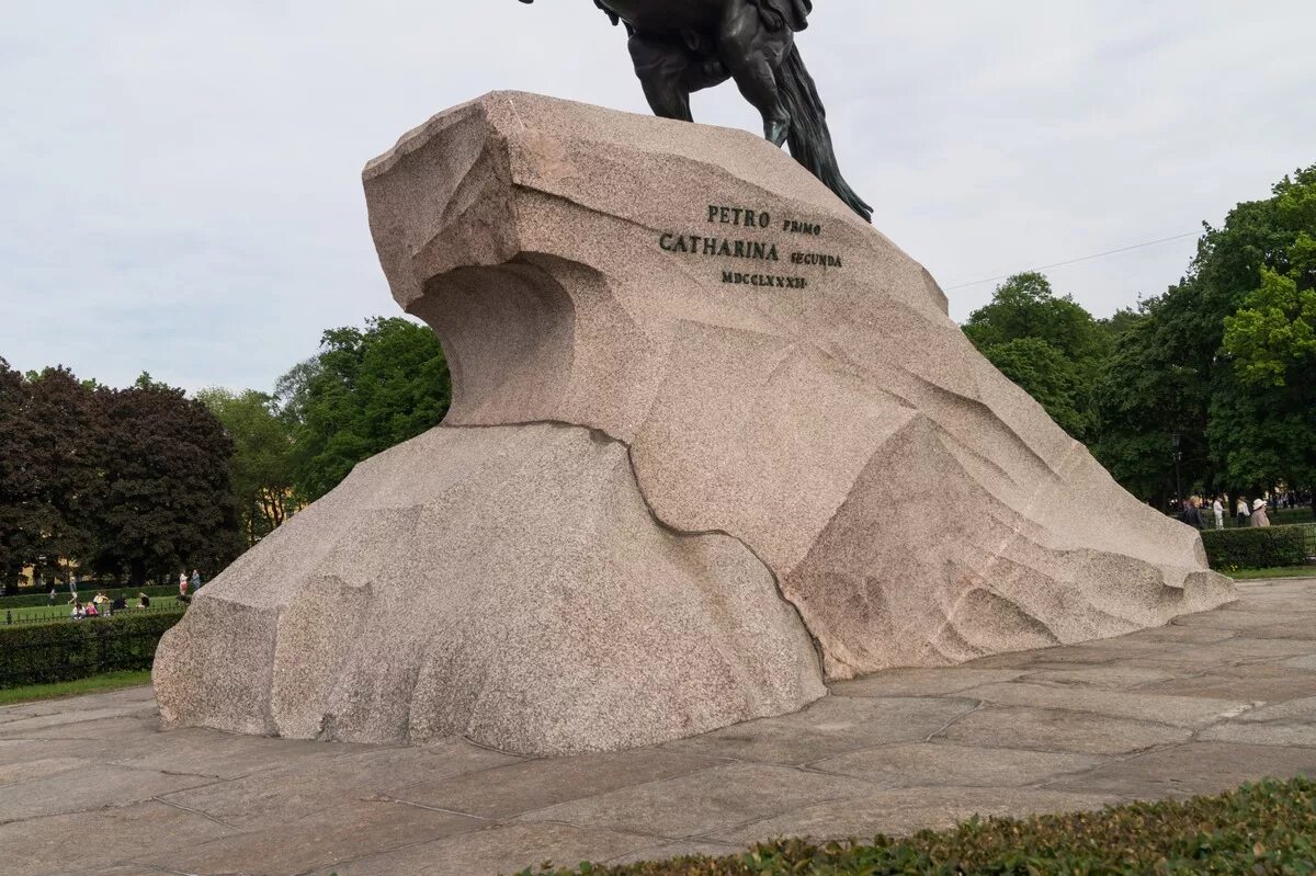 Какие памятники были созданы xi. Постамент медного всадника. Гром камень Санкт-Петербург. Гром камень медный всадник. Памятник Петру в Санкт-Петербурге на Гром Камне.