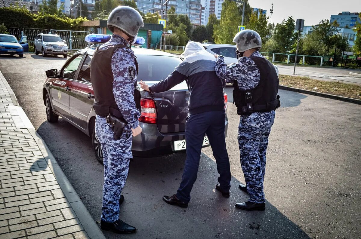 Росгвардия машина. Сотрудник Росгвардии. Сотрудники Росгвардии задержали.