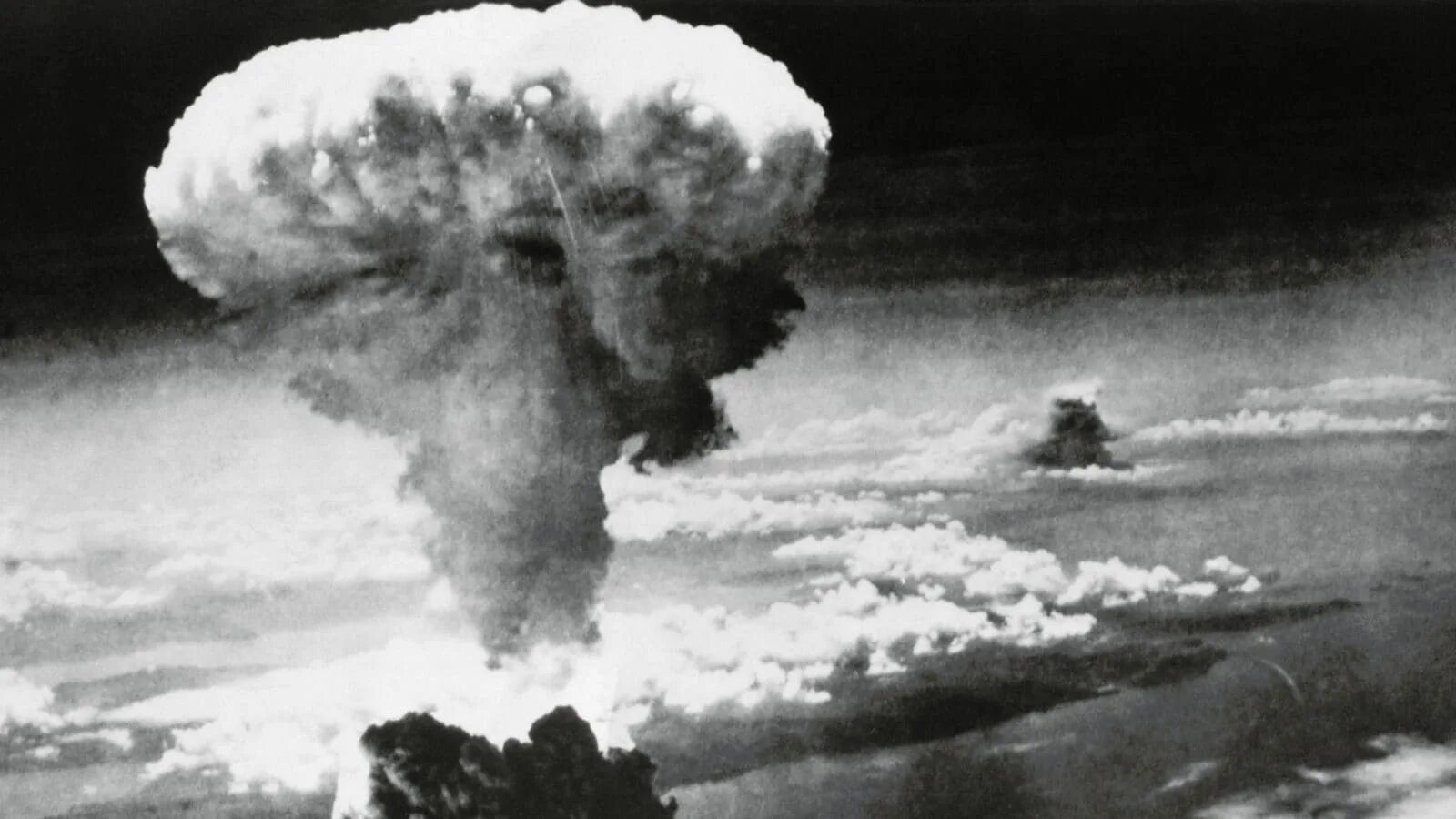 Ядерный взрыв в воздухе. Хиросима и Нагасаки атомная бомбардировка. Хиросима Нагасаки ядерный взрыв.