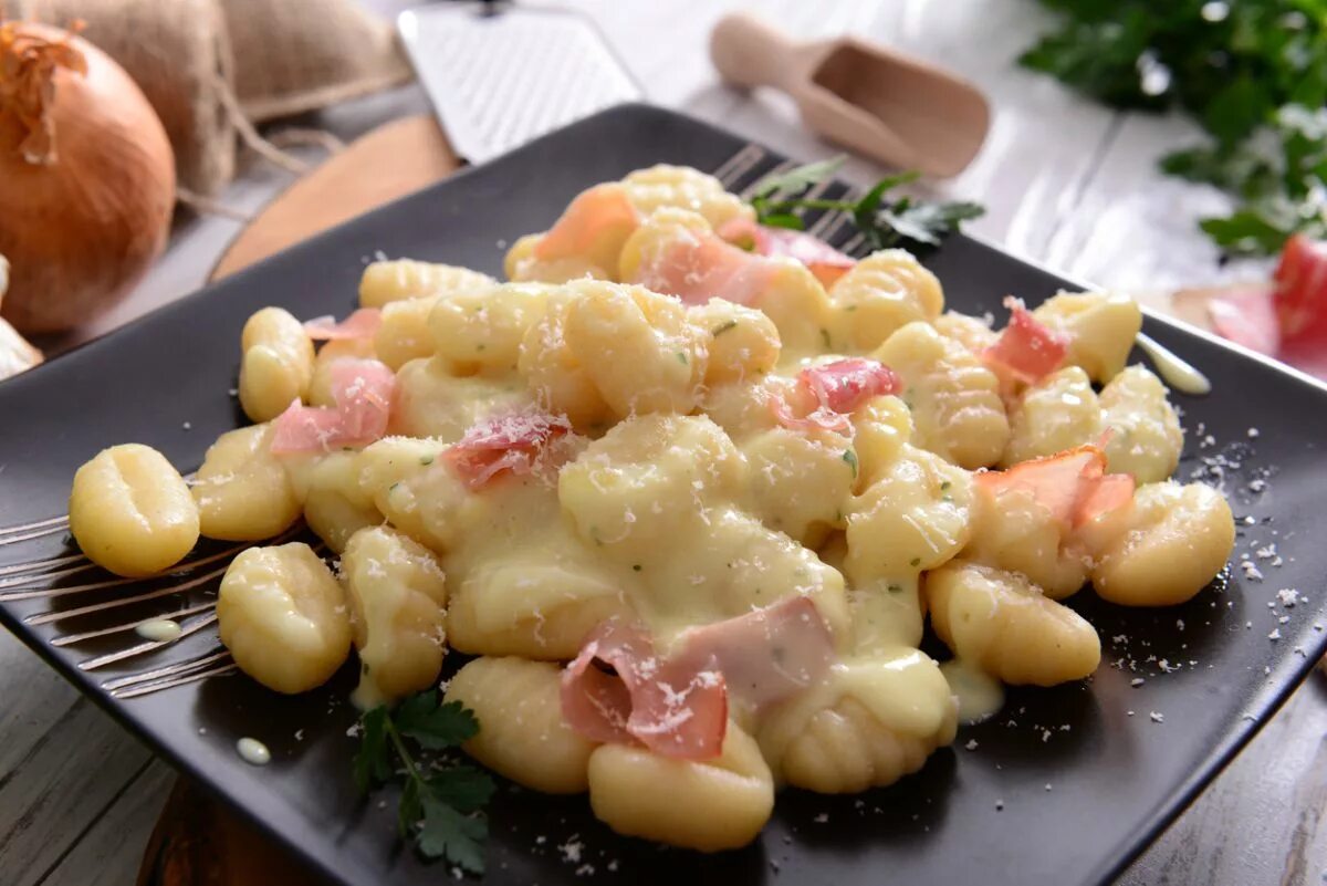 Ньокки из картофеля рецепт. Ньокки карбонара. картофельные ньокки карбонара. ньокки 4 сыра с пармской ветчиной. ньокки мессина.