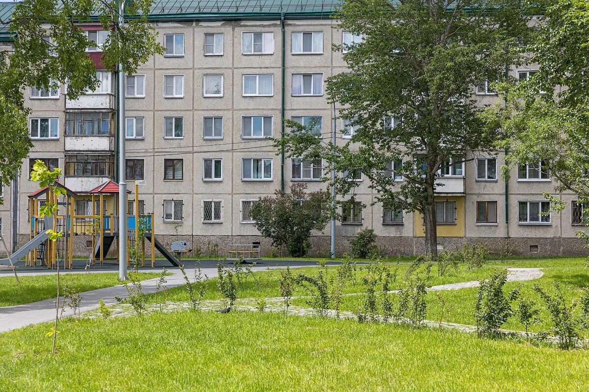 В большом дворе по улице Островского устанавливают новое детское игровое оборудо
