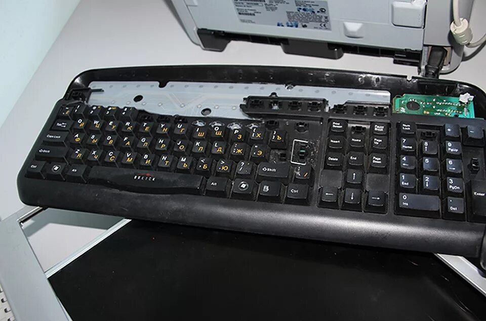 Сломанная клавиатура с подсветкой. Сломанная клавиатура. Красивая клавиатура. Разбитая клавиатура. Ломание клавиатуры.