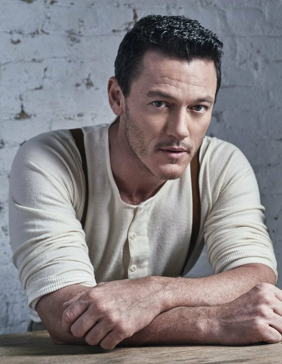 Luke evans. Люк Эванс. Люк Эванс Luke Evans. Люк Эванс фото. Люк Эванс молодой.