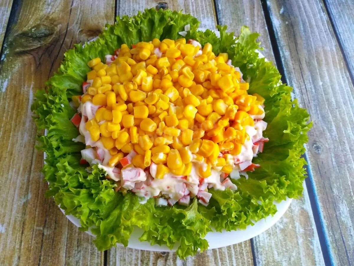 Как приготовить вкусный крабовый салат с кукурузой. Салат с крабовыми палочками и кукурузой. салат с крабовыми палочками и кукурузой и яйцом. крабовые палочки &quot;крабовый дюшес&quot;. салатик с кукурузой и крабовыми палочками.