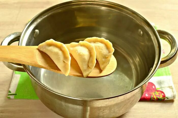 Вареники в кастрюле. Варка пельменей. Вареники варятся. Варка вареников. Варя вареник.