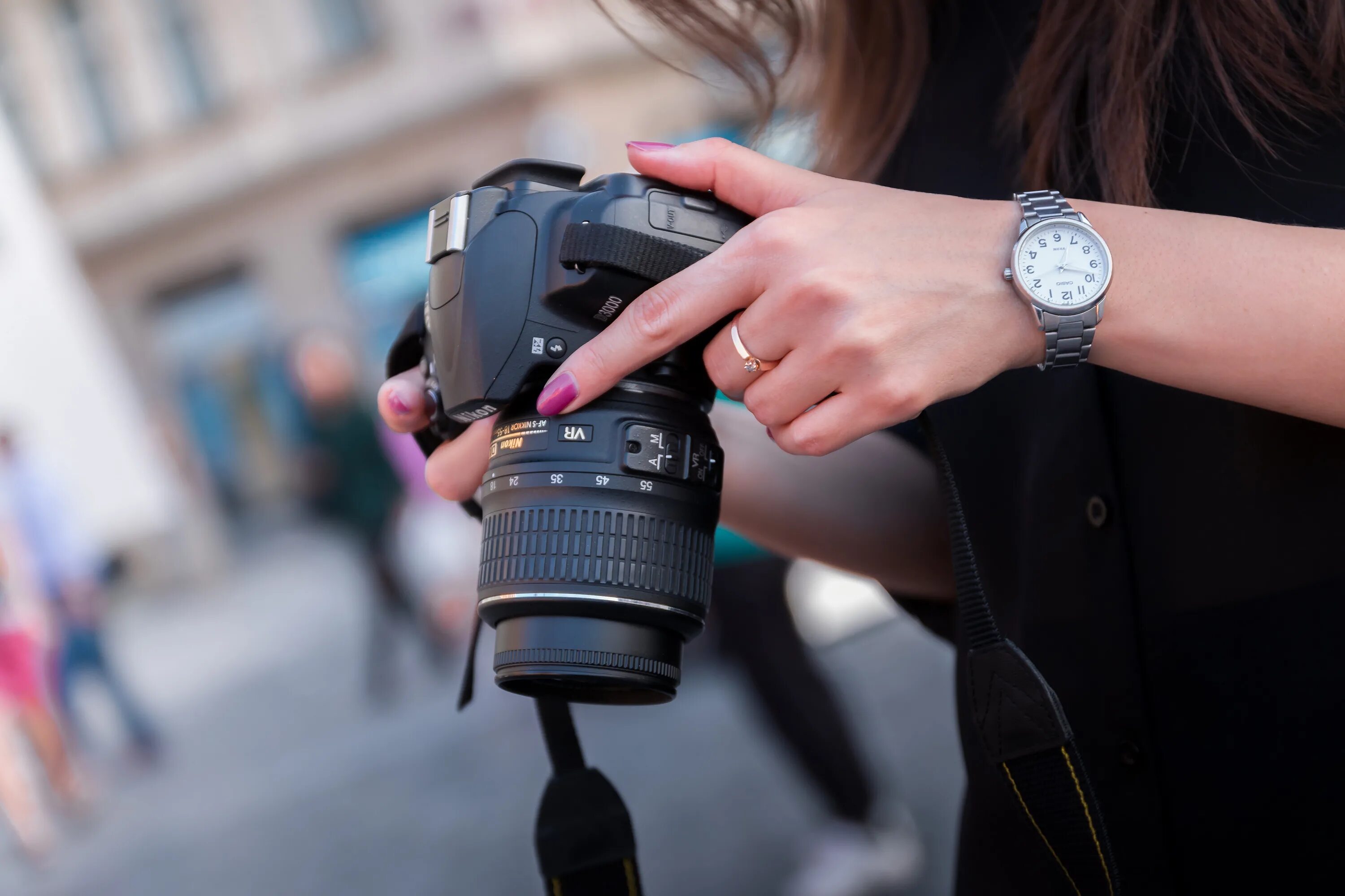 Фотки фоткать. Фотоаппарат в руках. Фотоаппарат в руках девушки. Девушка с фотоаппаратом. Фотограф с фотоаппаратом в руках.