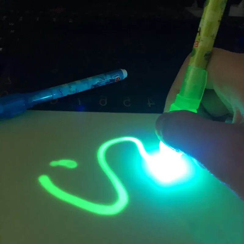 Фломастеры которые светятся в темноте. Fluorescent board рисуй светом. ручка светящаяся в темноте. светящиеся фломастеры в темноте.