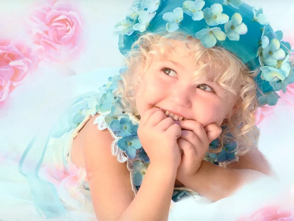 Новорожденный. Красивые младенцы. Новорожденная девочка. Девочка обнимает мишку. Рождаться всегда девочкой.