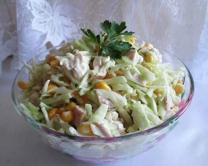 Салат с капустой и копченой курицей. Салат с копчёной курицей и свежим огурцом. Салат из копчёной курицы и свежего огурца и капусты. Капустный салат с курицей копченой