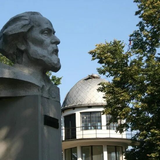Бюст циолковского где находится. Циолковский бюст. бюст циолковского киров. памятник бюст циолковскому. бюст циолковского архипов.