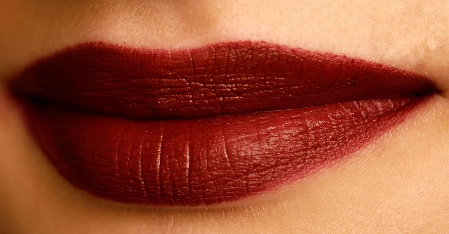 Divine wine pan. Maybelline divine wine 975. Помада мейбелин 975 винная ягода. Maybelline color sensational matte divine wine 975 купить. Эйвон помада роскошный винный.