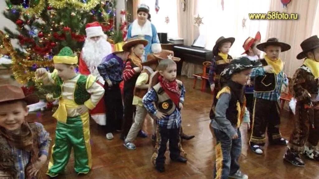 Танец для мальчиков на новый год. Танцы мальчиков на новогодних утренниках. Мальчики снеговики в детском саду. Танцы мальчиков на новогодних утренниках. Танец мальчиков на новый год в школе.