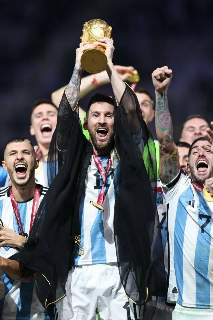 1 2 финала время. Месси Аргентина 2022 чемпион. Лионель Месси Аргентина. Месси Лионель с Кубком 2022 год.