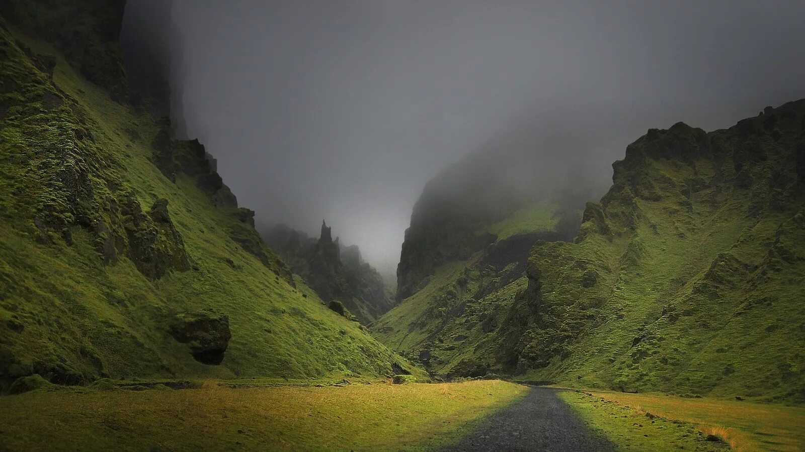 Холмы туман. Ирландия ущелье Данло. Туманные холмы Ирландии. Green Hills зеленые холмы Ирландии. Ущелье Борго Трансильвания.