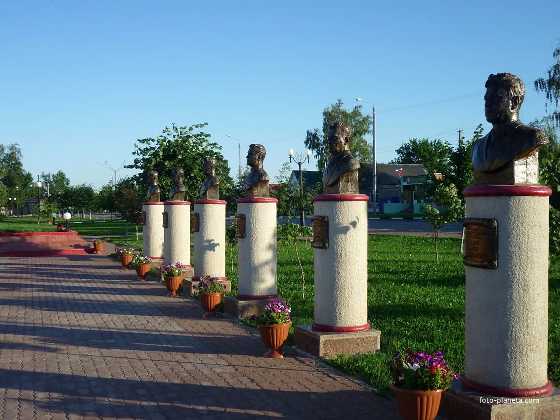 Село красное Красненский район Белгородская область. Аллея славы в Красном Красненского района. Достопримечательности села красное Красненского района. Памятники Красненского района Белгородской области.