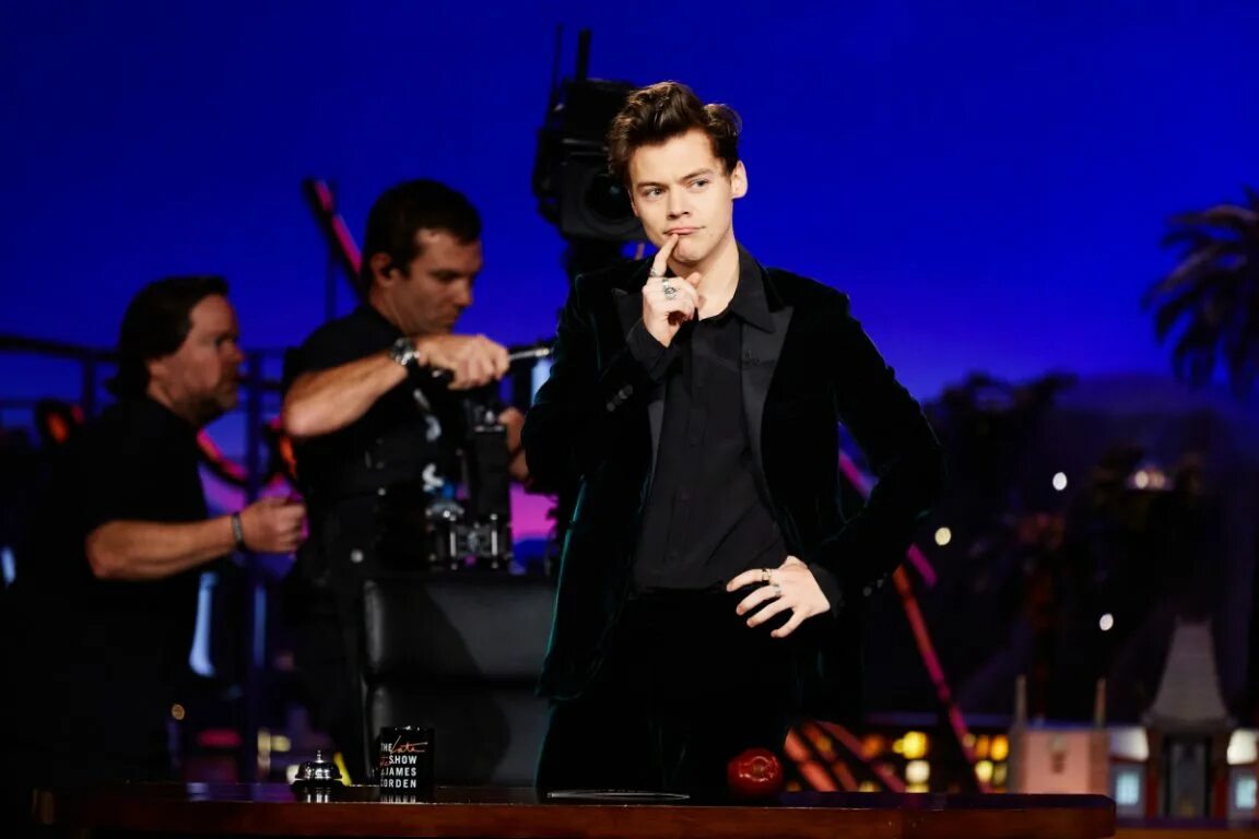 Гарри стайлс и джеймс корден. Harry styles late late show 2015. Harry styles late late show. Гарри стайлс в шоу джеймса кордена. The late late show with james corden harry styles.