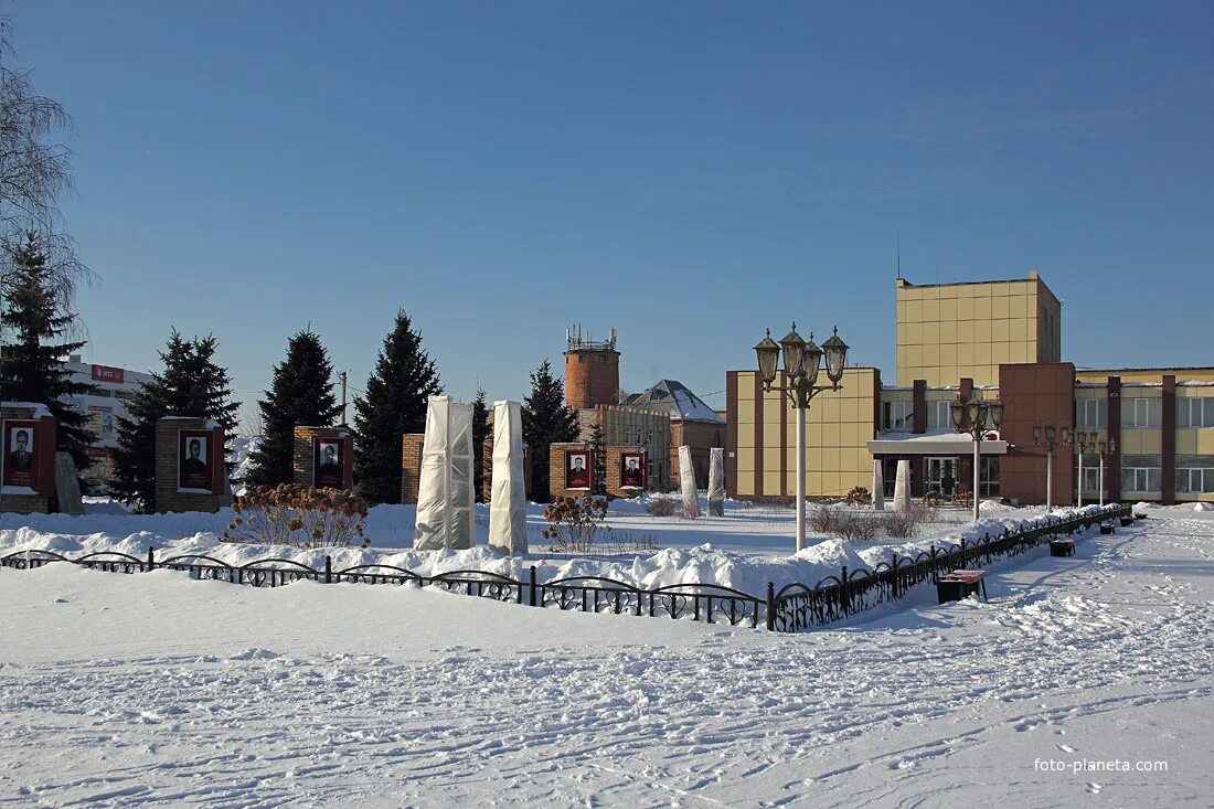 Погода красный яр. Красный Яр Самарская область площадь села. Площадь красного Яра Самарской области. Площадь село красный Яр. Центральная площадь красного Яра Самарской области.