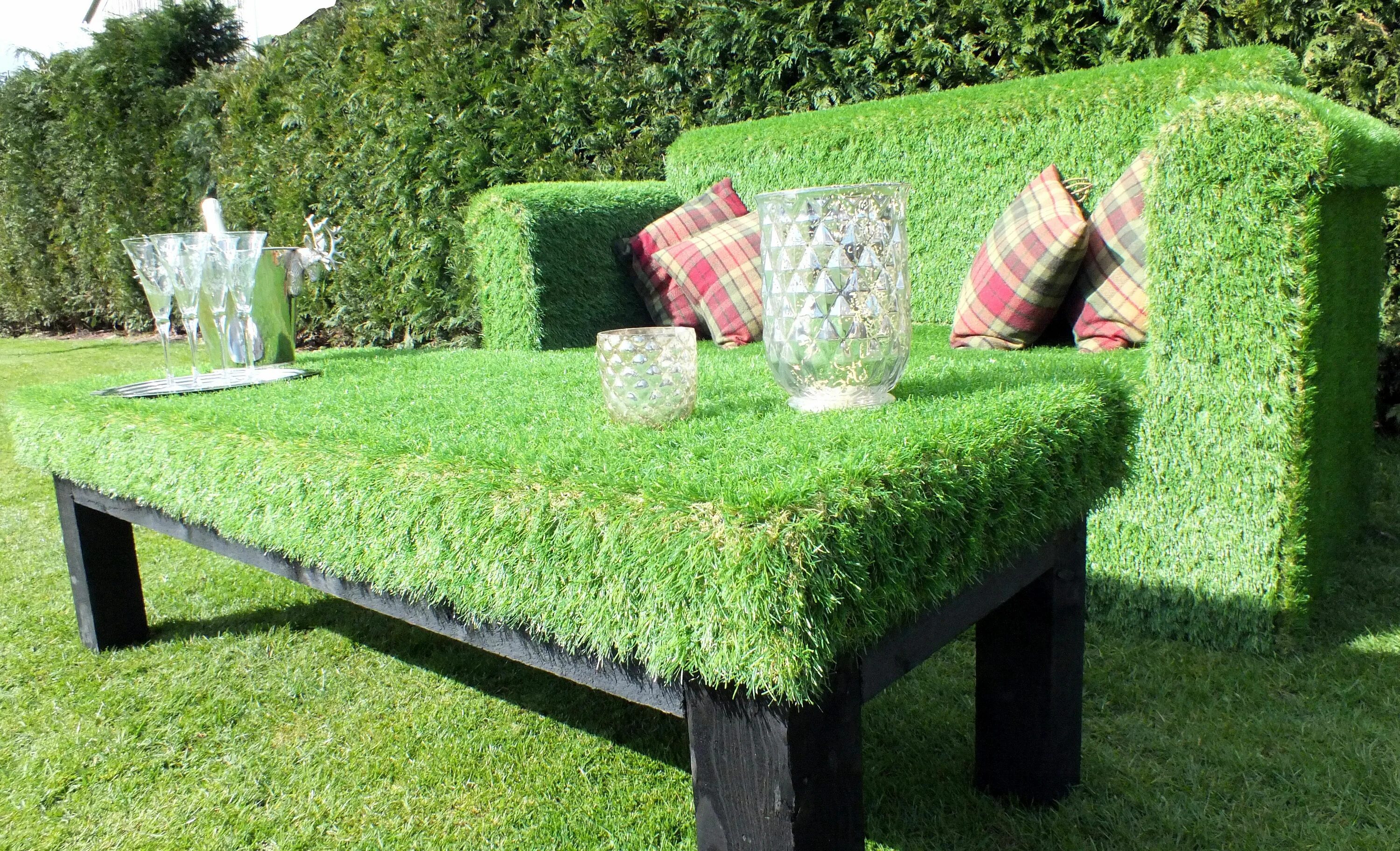 Для чего можно использовать растения. Декор из искусственного газона. Искусственная трава. Искусственный газон и мебель. Искусственный газон для декора.