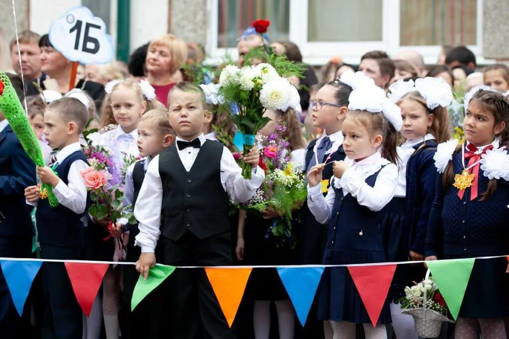 Новый учебный год в россии. Линейка 1 сентября. Линейка в школе. 1 Сентября линейка в школе. Школьники на линейке.