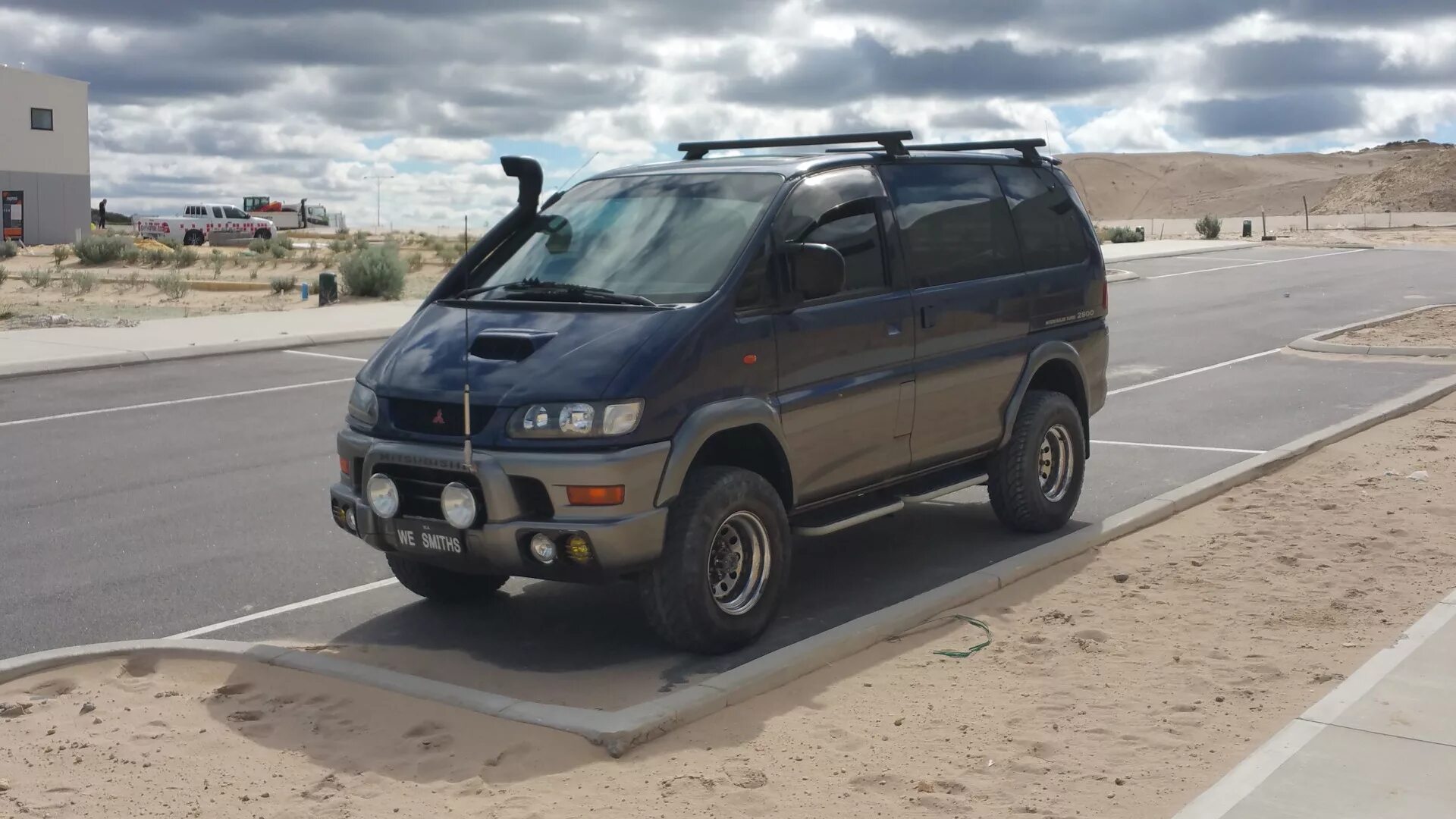 Купить б/у Mitsubishi Delica IV 2.8d AT (140 л.с.) 4WD дизель автомат в Омске: б