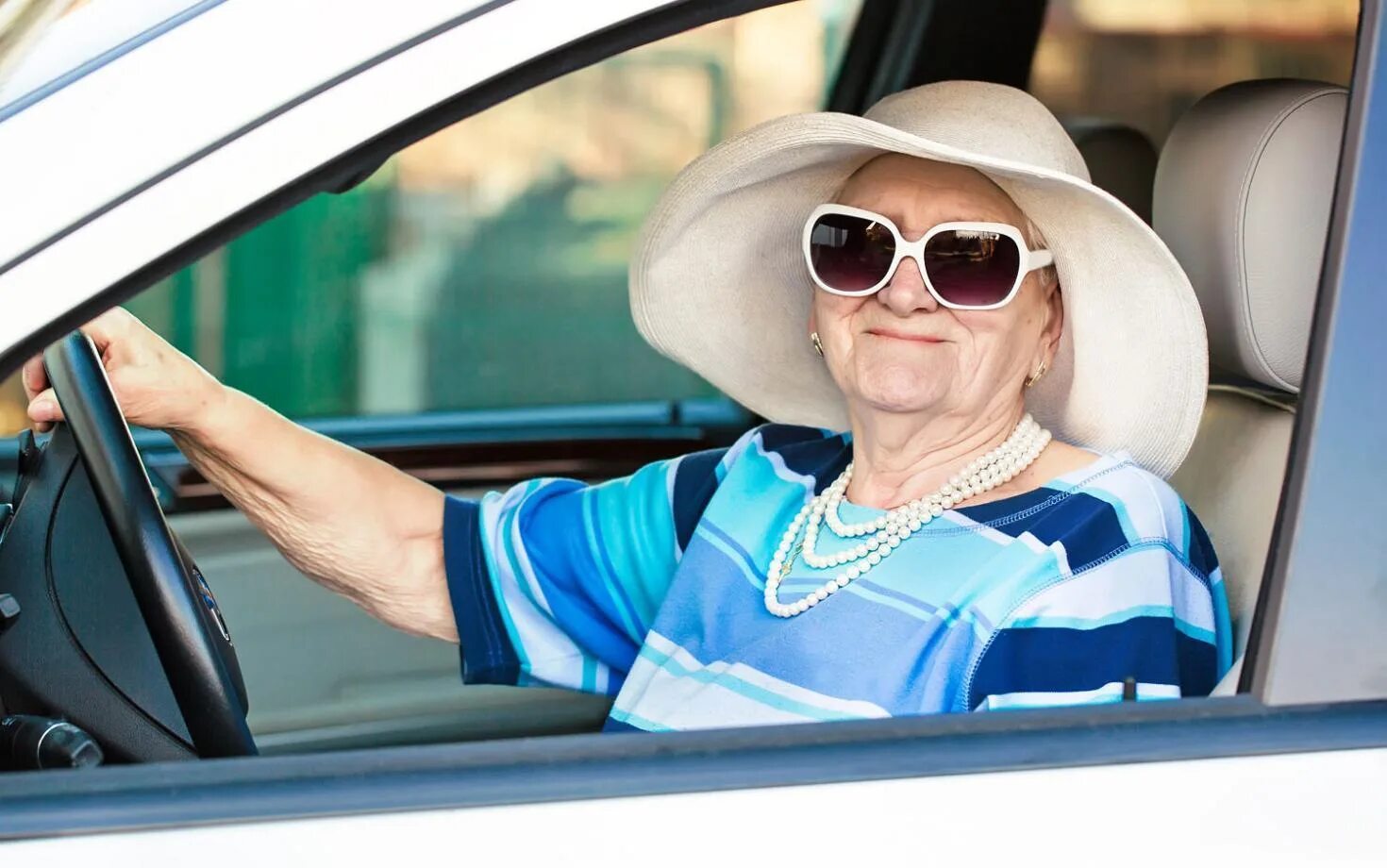 Самая богатая бабушка. Современная бабушка. Пожилая женщина за рулем автомобиля. Бабуля за рулем. Пожилая женщина в авто.