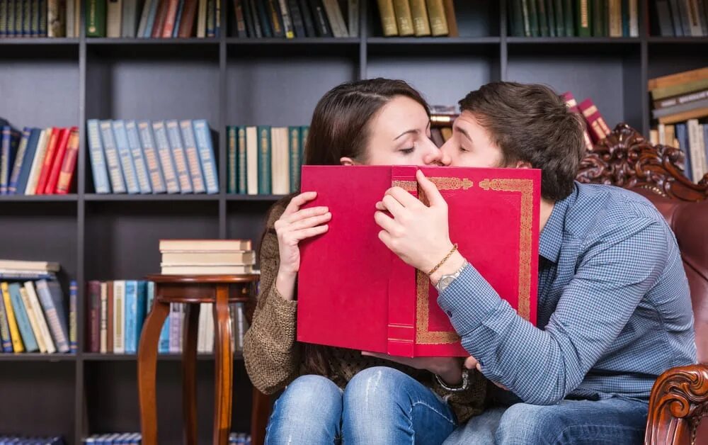 Поцелуй за компьютером. Игра поцелуй за чтением. Поцелуй за книгой. Целуются за книгой. Книга с поцелуем