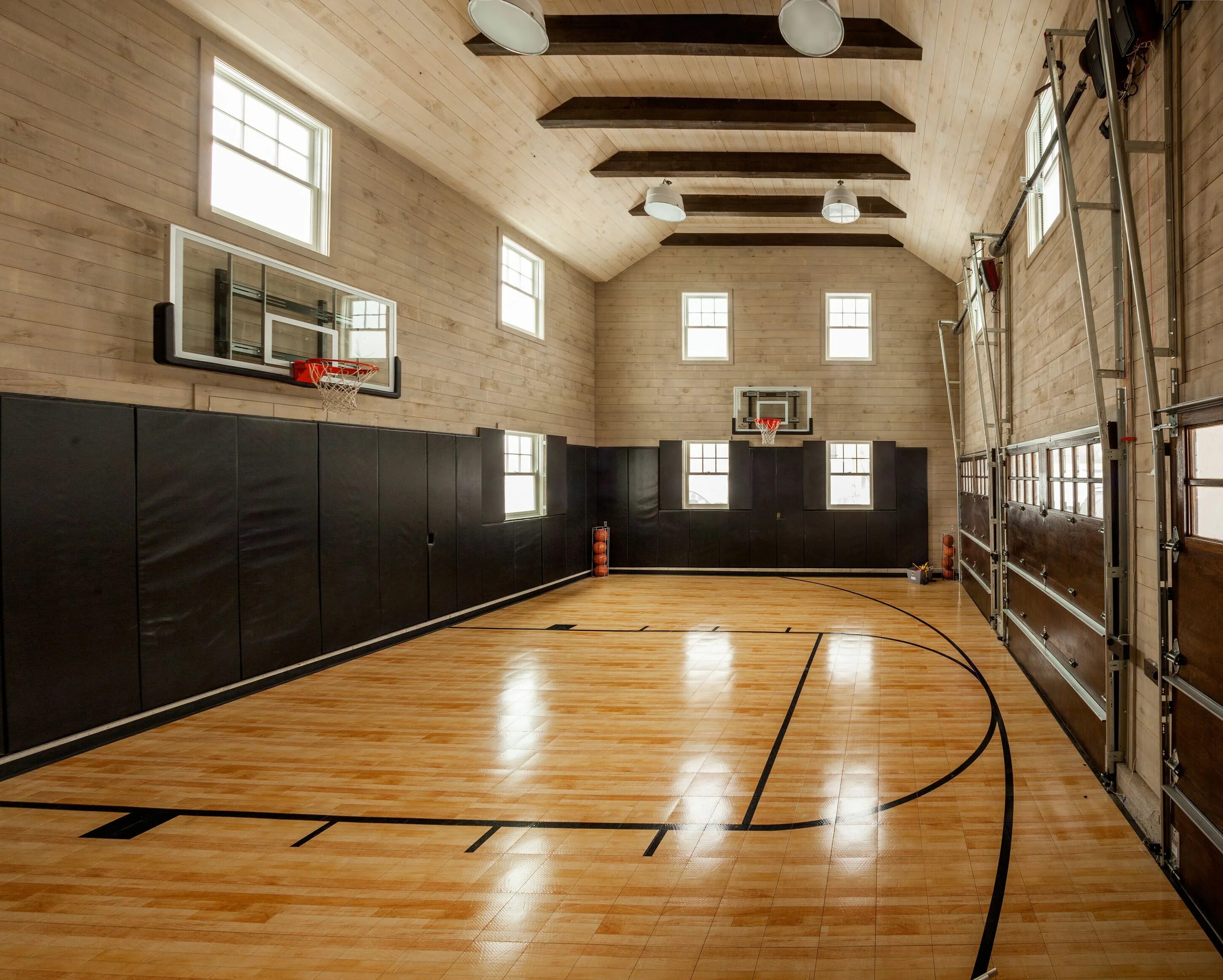 Which of these sports are indoor. Interyer школьный спортзал. Indoor Basketball Court. Спортзал в школе. Современные спортивные залы.