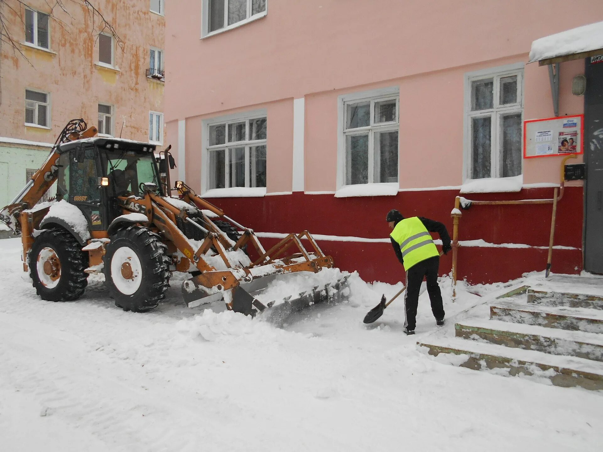 Правила зимней уборки придомовой территории. Уборка снега. уборка снега придомовой территории. зимняя уборка дворовых территорий. уборка придомовой территории зимой.