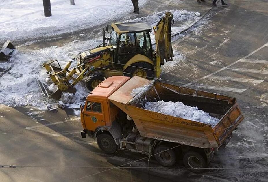 Вывоз снега buy ticket. Уборка снега погрузчиком. Уборка и вывоз снега. Уборка снега самосвал и погрузчик. Уборка снега экскаватором.