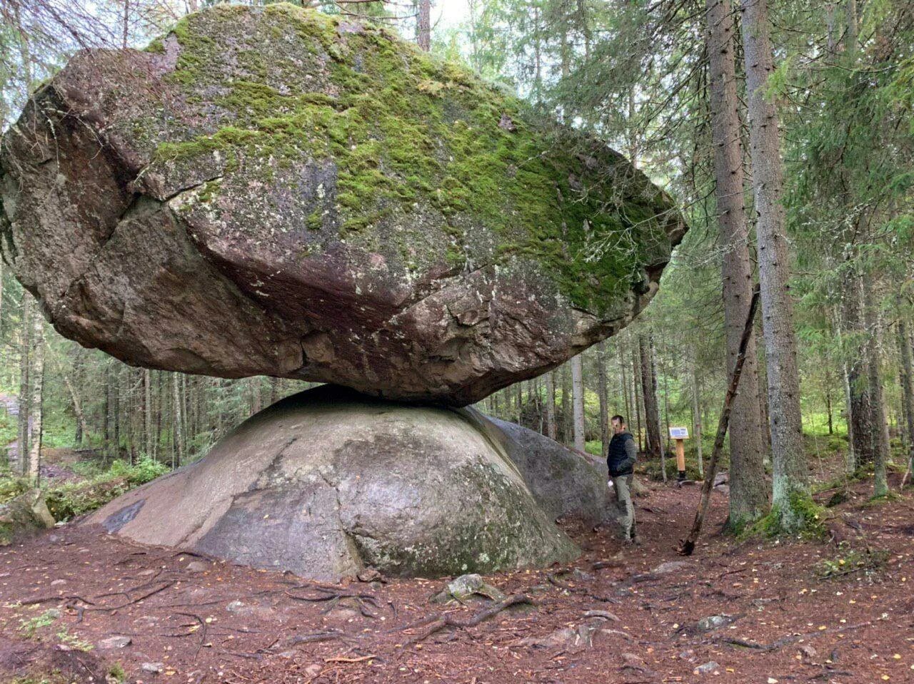 After stone. Камень Куммакиви Финляндия. Камень в лесу. Ледниковые валуны. Валун в лесу.